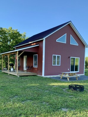 Exterior - Clover Meadow "barn" Cabin, Bright and open with beautiful views (Cambridge)