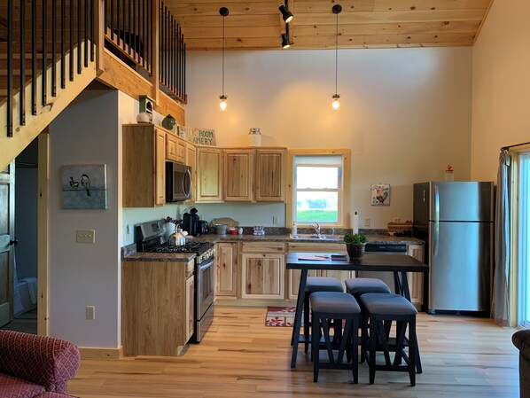 Fridge, microwave, oven, stovetop - Clover Meadow "barn" Cabin, Bright and open with beautiful views (Cambridge)