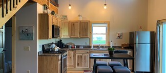  Clover Meadow "Barn" Modern, spectacular views close to skiing & wedding venues