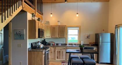 Clover Meadow "Barn" Modern, spectacular views close to skiing & wedding venues