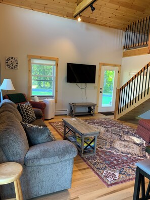 Smart TV - Clover Meadow "barn" Cabin, Bright and open with beautiful views (Cambridge)