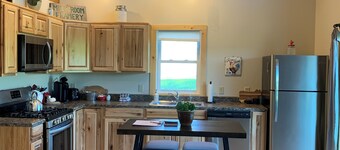 Clover Meadow "barn" Cabin, Bright and open with beautiful views