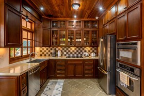 Fridge, microwave, oven, stovetop - NEW-LISTING-Beautiful Villa Steps From The Beach. (Playa Langosta)