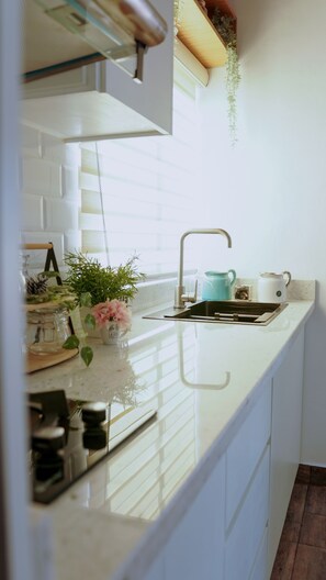 Mikrowelle, Wasserkocher mit Kaffee-/Teezubehör, Toaster, Esstisch