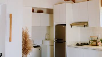 Microonde, macchina per tè/caffè, tostapane, tavolo da pranzo