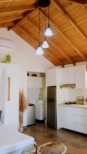 Mikrowelle, Wasserkocher mit Kaffee-/Teezubehör, Toaster, Esstisch