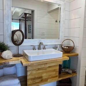 Premier Studio Suite, 1 King Bed, Balcony, Ocean View | Bathroom | Shower, hydromassage showerhead, hair dryer, towels - Island View Guesthouse (St. Thomas)