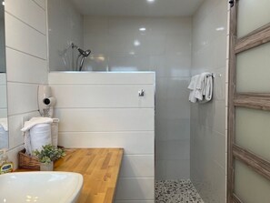 标准房, 1 张大床, 海洋景观 | 浴室 | 淋浴设施、旋水按摩花洒、吹风机、毛巾