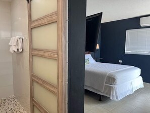 Standard Room, 1 Queen Bed, Ocean View | Individually decorated, individually furnished, free WiFi - Island View Guesthouse (St. Thomas)