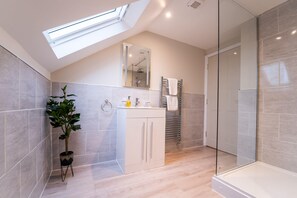 Shower, hair dryer, towels - Japanese Style maisonette 2BR (Norfolk)