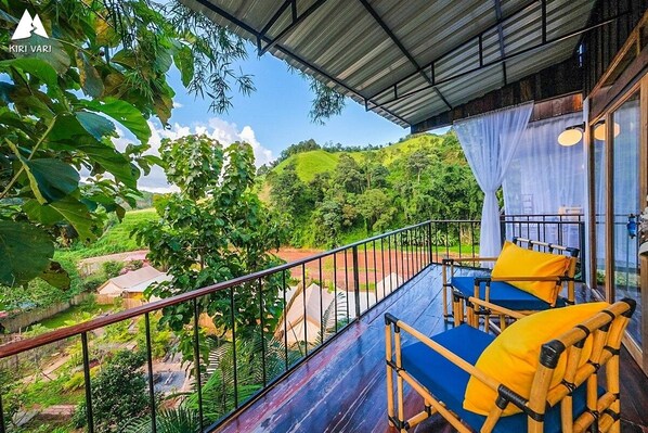 Basic Duplex | Free minibar, individually decorated, blackout drapes, free WiFi