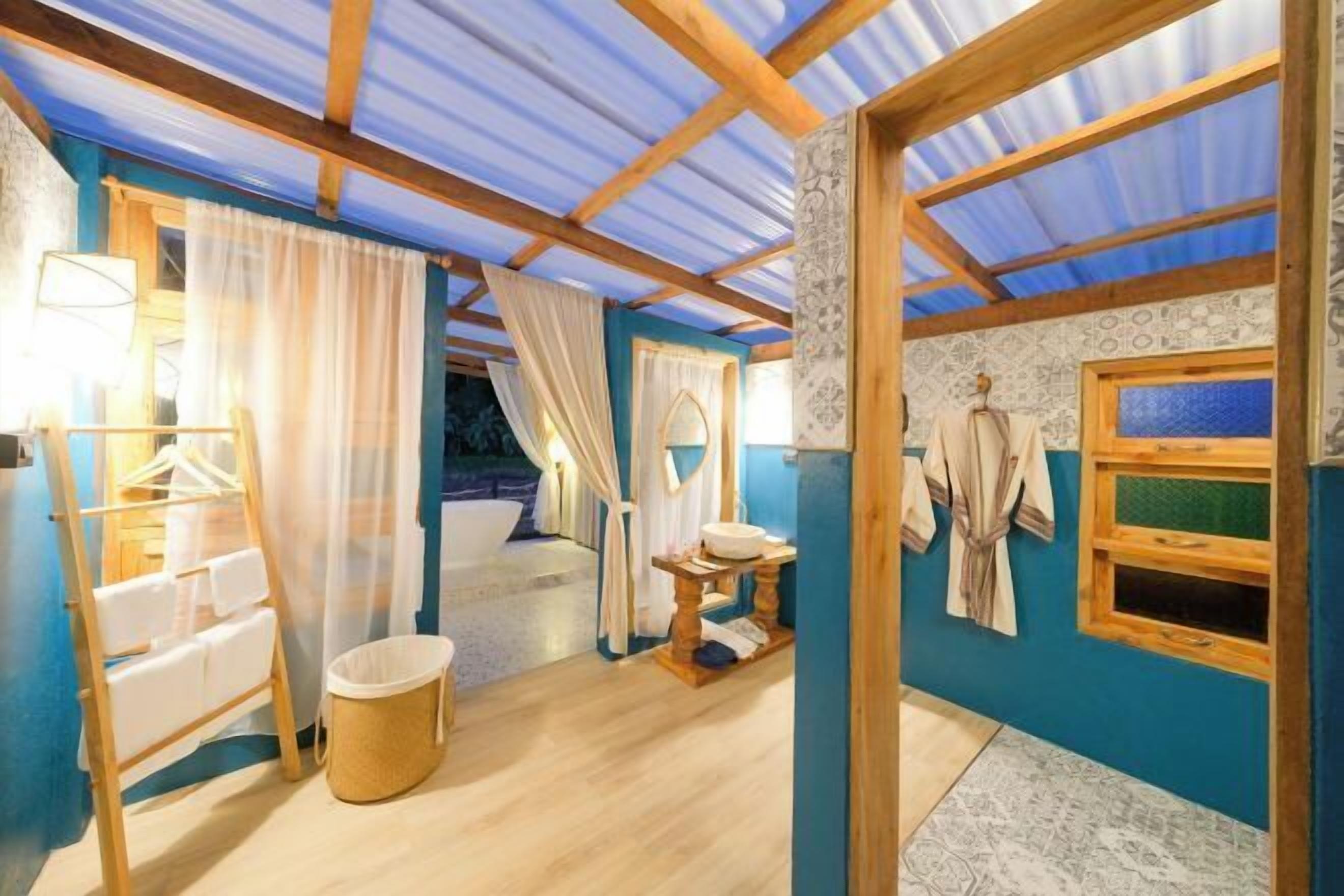 Ilmaiset minibaarituotteet, yksilöllisesti sisustettu, pimennysverhot