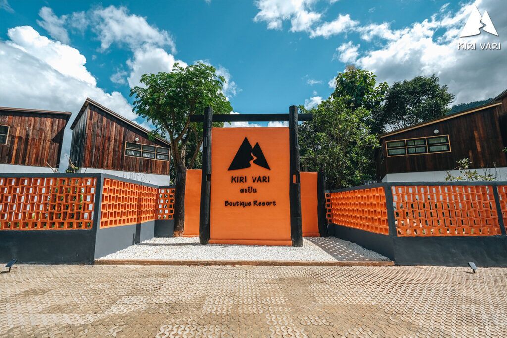 L’entrée du Kiri Vali Boutique Resort, avec sa façade en bois et sa clôture en treillis orange.