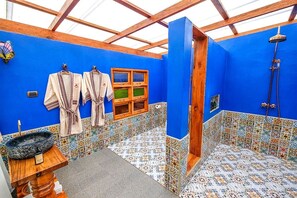 Luksus-telt | Badeværelse | Separat badekar og bruser, dybe badekar, brusehoved med hydromassage