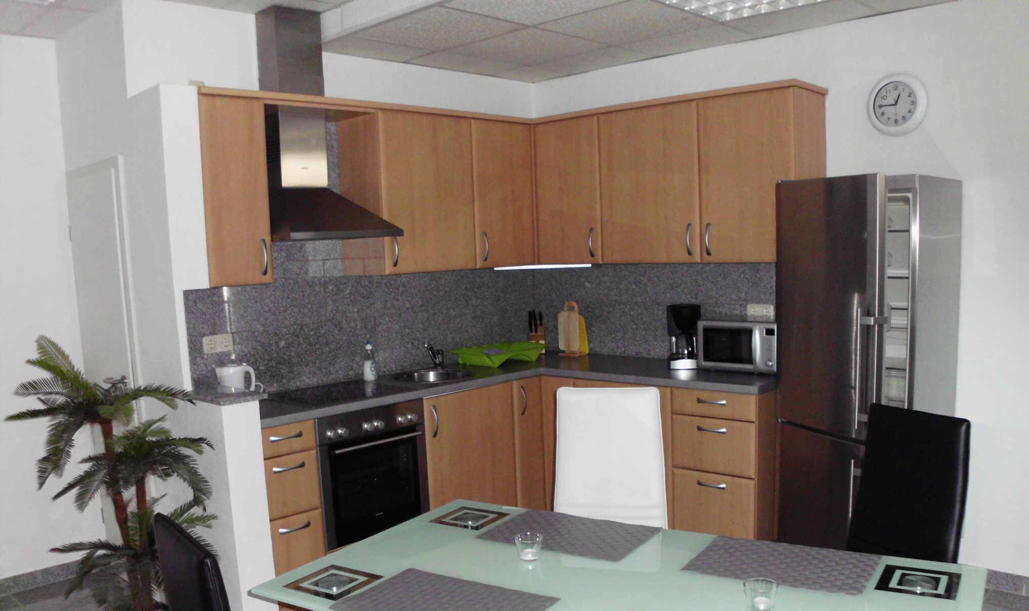 Geladeira, micro-ondas, cooktop, lava-louças