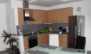 Geladeira, micro-ondas, cooktop, lava-louças