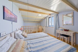 1 bedroom, free WiFi, bed sheets - SEAFRONT COSY LOFT -for 2-5 guests (Korfu)