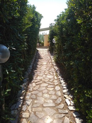 Property grounds - DIRECTLY ON THE SEA CHARMING MAISONETTE APARTMENT for 2 to 5 guests (Korfu)