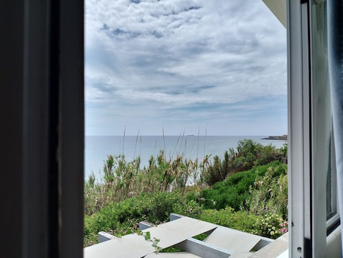 DIRECTLY ON THE SEA CHARMING MAISONETTE APARTMENT for 2 to 5 guests