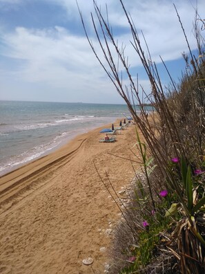 On the beach, sun loungers - DIRECTLY ON THE SEA CHARMING MAISONETTE APARTMENT for 2 to 5 guests (Korfu)