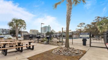 Condo, 2 Bedrooms | Property grounds