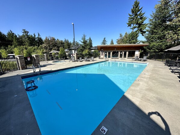 حمّام سباحة خارجي، حمّام سباحة مُدفَّأ