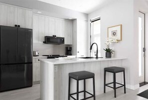 Fridge, microwave, oven, stovetop - Sunrise Ridge seaside escape (Parksville)