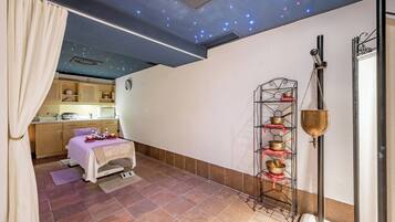Un sauna, baño turco, tratamientos corporales, aromaterapia