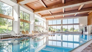 Innenpool, geöffnet von 07:30 Uhr bis 20:00 Uhr, Liegestühle