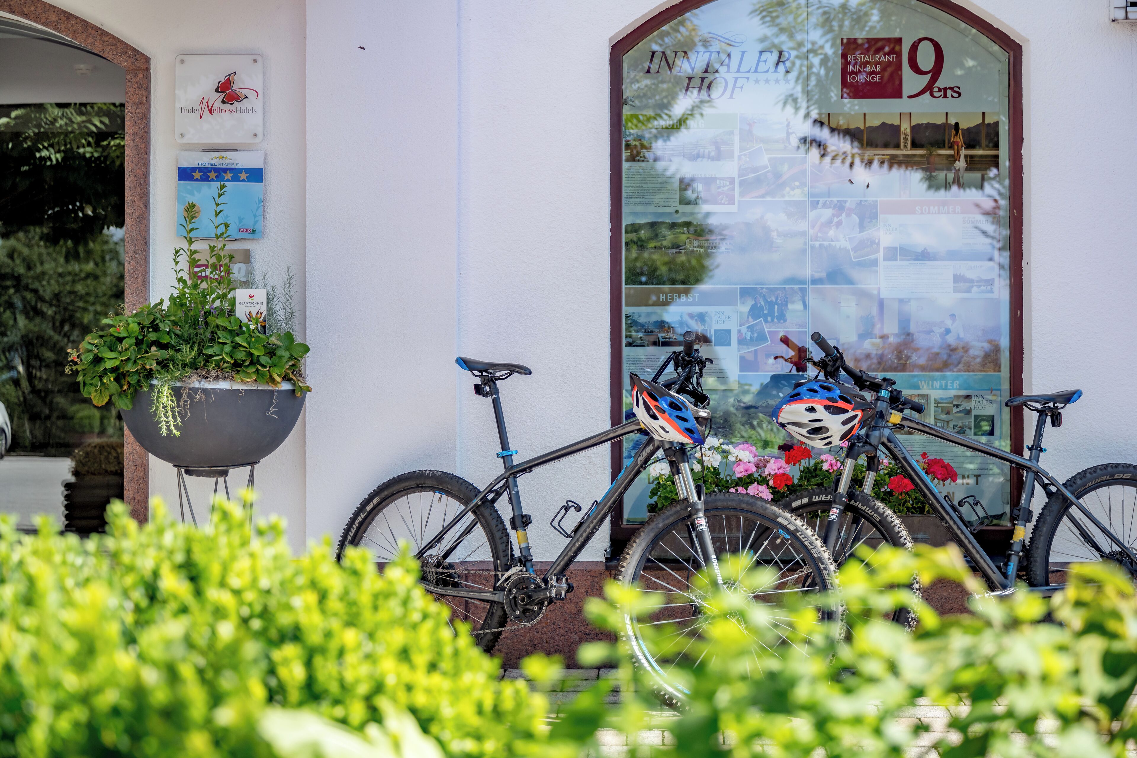 Ein Fahrrad vor einem Gebäude, an dem ein Schild auf ein Restaurant und eine Lounge hinweist.