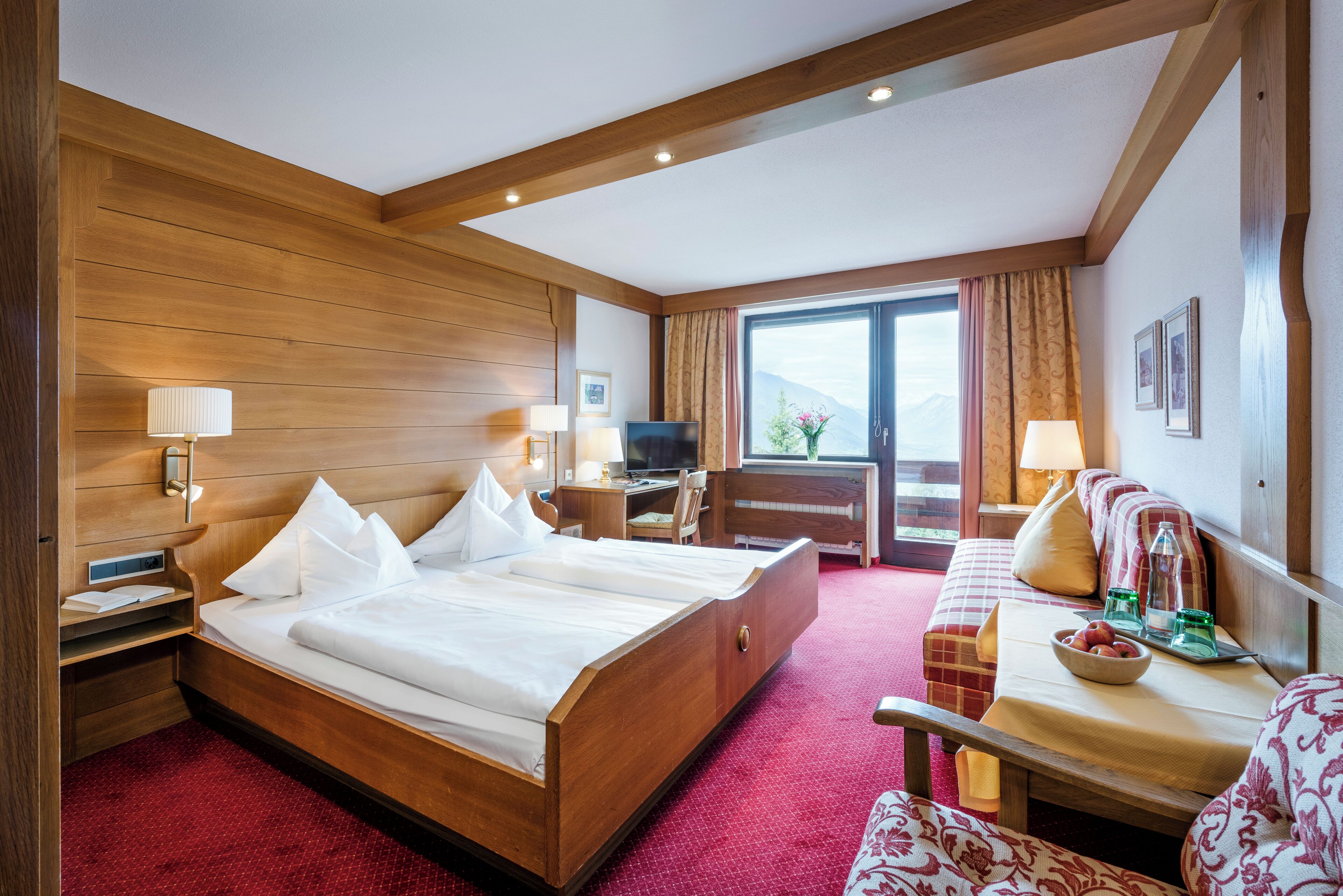 城市双人房 | 防过敏的被褥、客房内保险箱、办公桌、笔记本电脑工作区