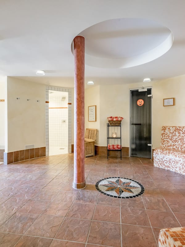 Sauna, steam room, body treatments, aromatherapy, hot stone massages