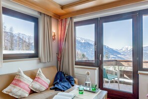 Comfort tweepersoonskamer | Hypoallergeen beddengoed, een kluis op de kamer, een bureau