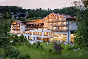 Voorkant accommodatie - avond/nacht