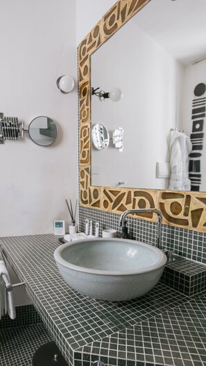 A bathroom with a large round sink, a mirror with a decorative frame, and a towel rack. - 3 Rooms 10 Corso Como (Milan)