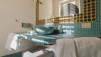 Room 3 | Badezimmer | Dusche, Regendusche, Haartrockner, Bademäntel