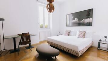 Suite Design, 1 très grand lit, salle de bains attenante, vue jardin