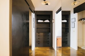 Room 2 | 1 dormitorio, minibar, caja fuerte y decoración individual