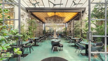 Déjeuner, dîner et brunch servis sur place