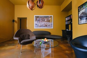 Svit Design - 1 kingsize-säng - eget badrum - utsikt mot trädgården | Vardagsrum | 30-tums platt-tv med satellitkanaler och tv