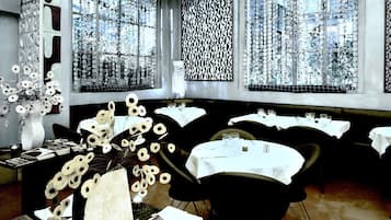 Déjeuner, dßner et brunch servis sur place, vue sur le jardin