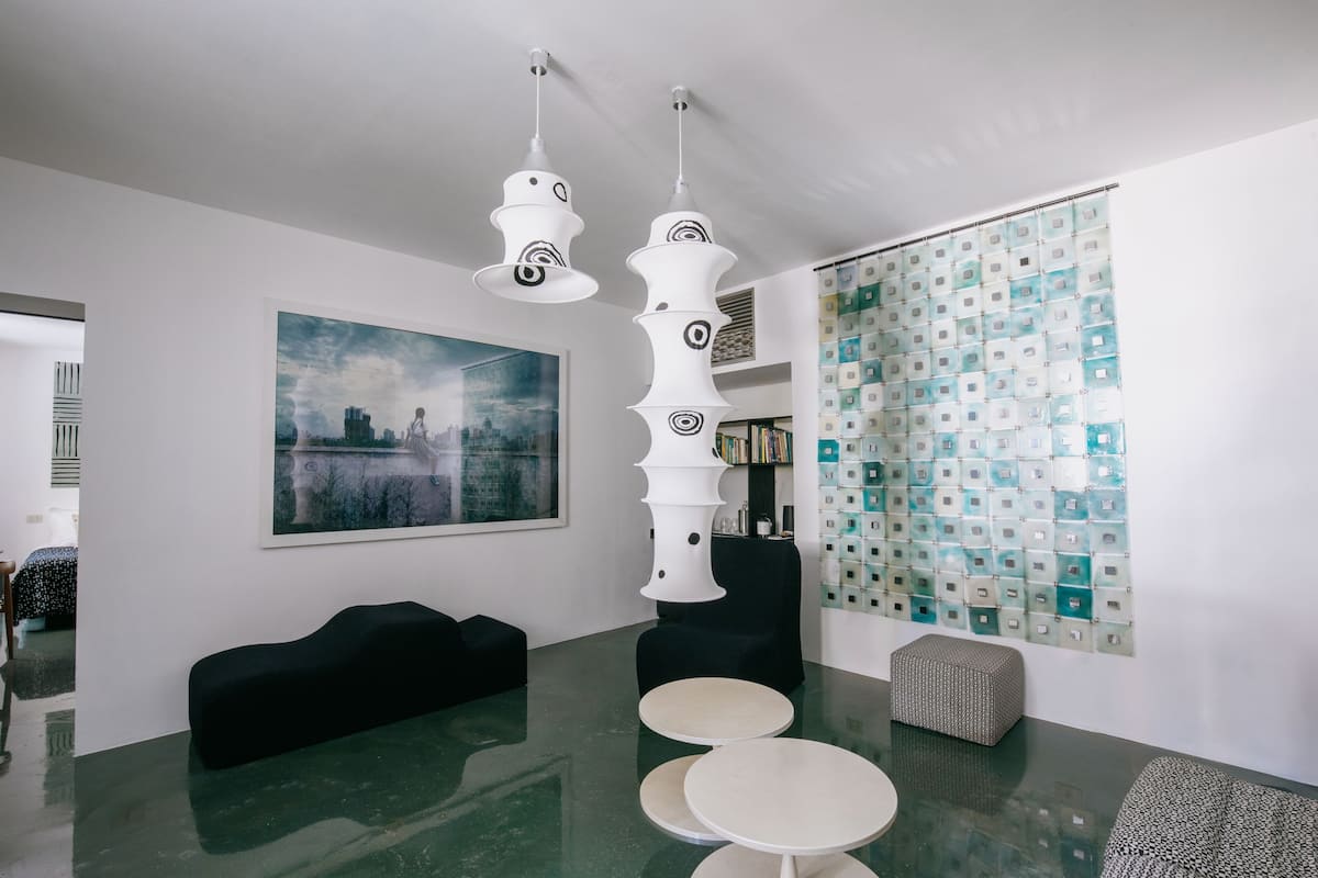 Suite de diseñador, 1 cama King size, baño en la habitación, vista al jardín | 1 habitación, minibar y caja de seguridad en la habitación