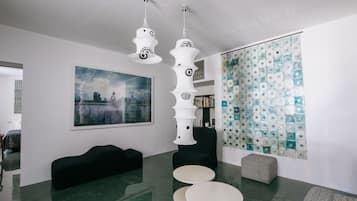 Suite Design, 1 très grand lit, salle de bains attenante, vue jardin