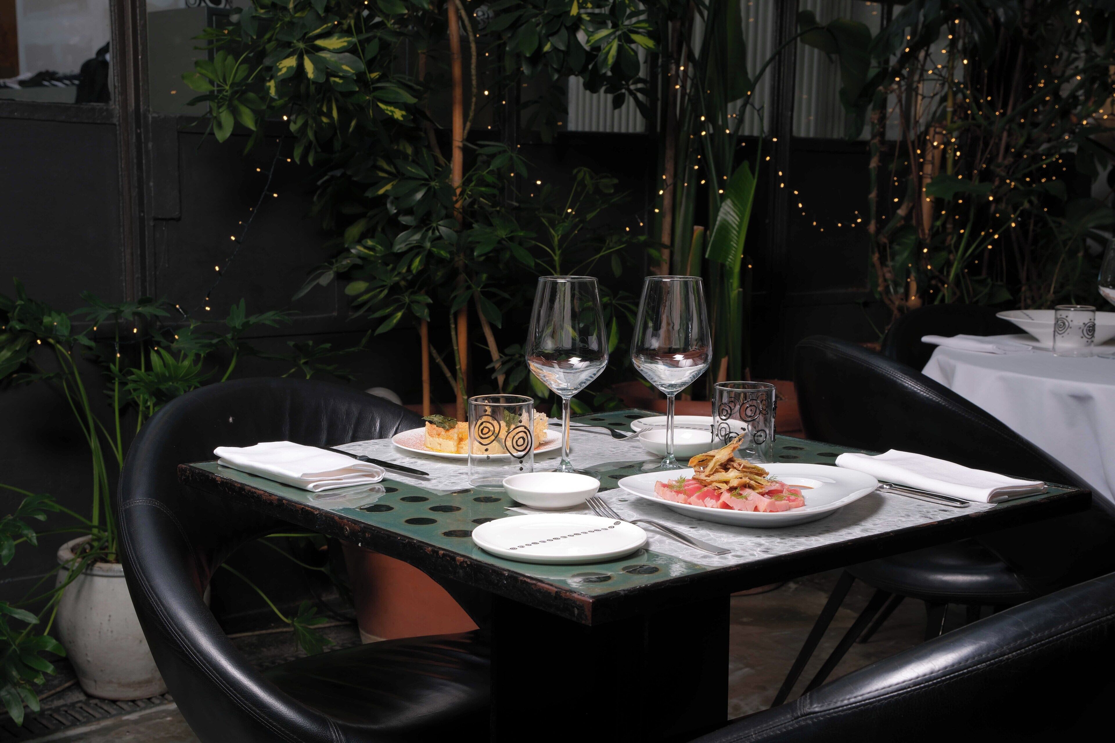 Aperto a pranzo, cena e brunch, con vista sul giardino 
