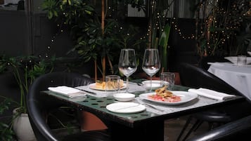 Mittagessen, Abendessen, Brunch, Blick auf den Garten