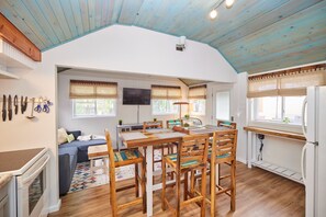 Cottage | In-room dining