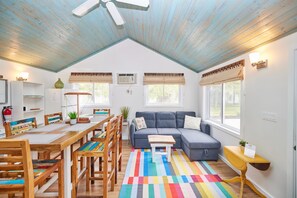 Ferienhaus | Wohnzimmer | 50-Zoll-Smart-TV mit Satellitenempfang, Fernseher, Kamin