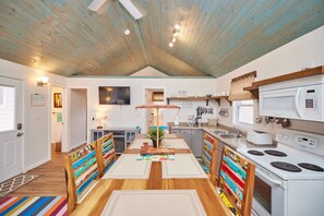 Cottage | In-room dining