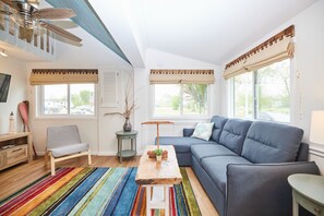 Ferienhaus | Wohnbereich | 50-Zoll-Smart-TV mit Satellitenempfang, Fernseher, Kamin