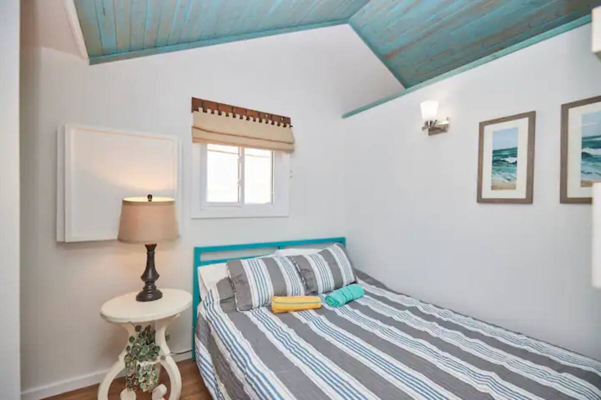 3 bedrooms, premium bedding, pillow-top beds, individually decorated